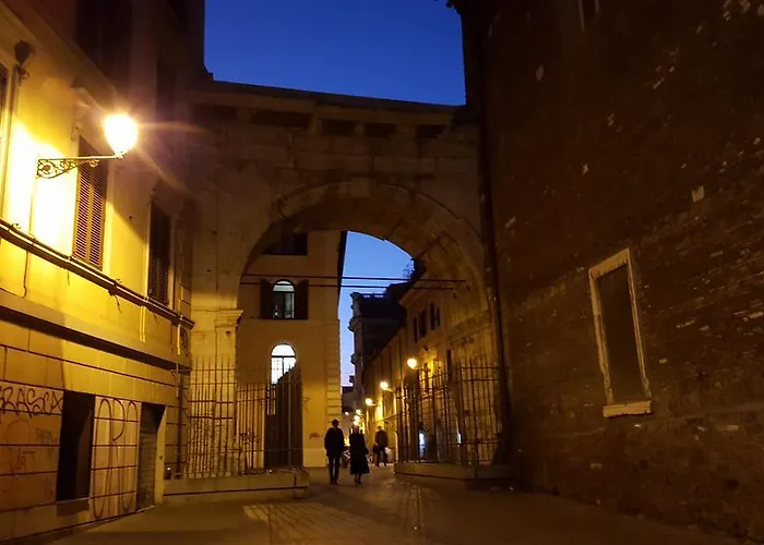 Arco Di Gallieno Couette-café